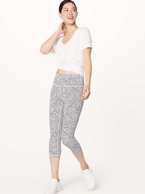 Lululemon Wunder Under Crop size 6